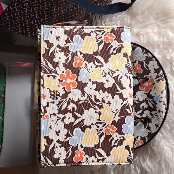 Tory Burch NWOTs Kerrington Reverie Cosmetic Pouch - Picture 1 of 10